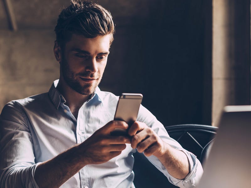 Joven estudiando inglés