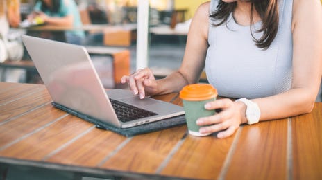 Mujer aprendiendo ruso online