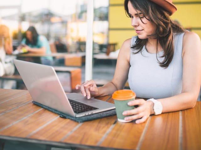 Mujer aprendiendo ruso online