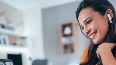 Mujer estudiando el idioma urdo online