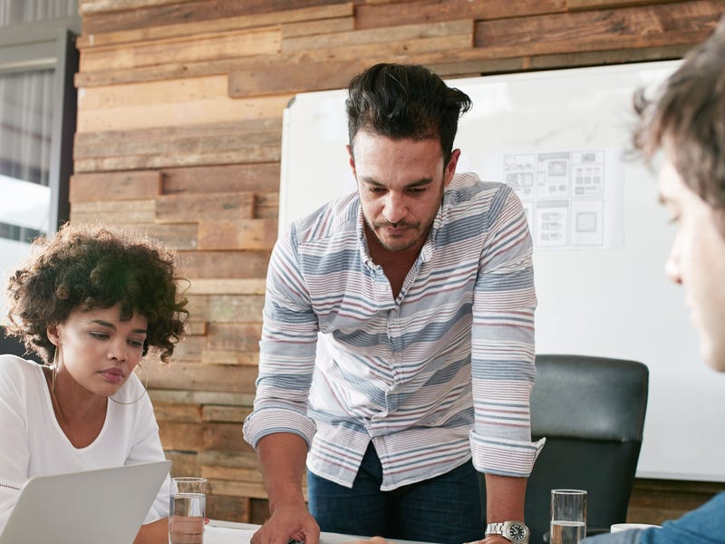 Personas reunidas estudiando las lenguas germánicas