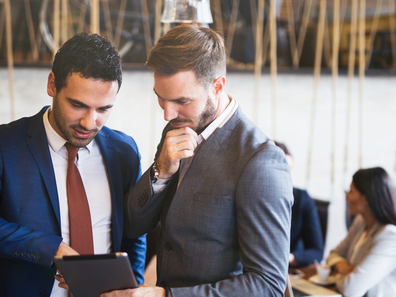 Hombre preguntando: ¿Por qué la capacitación online en idiomas es buena?