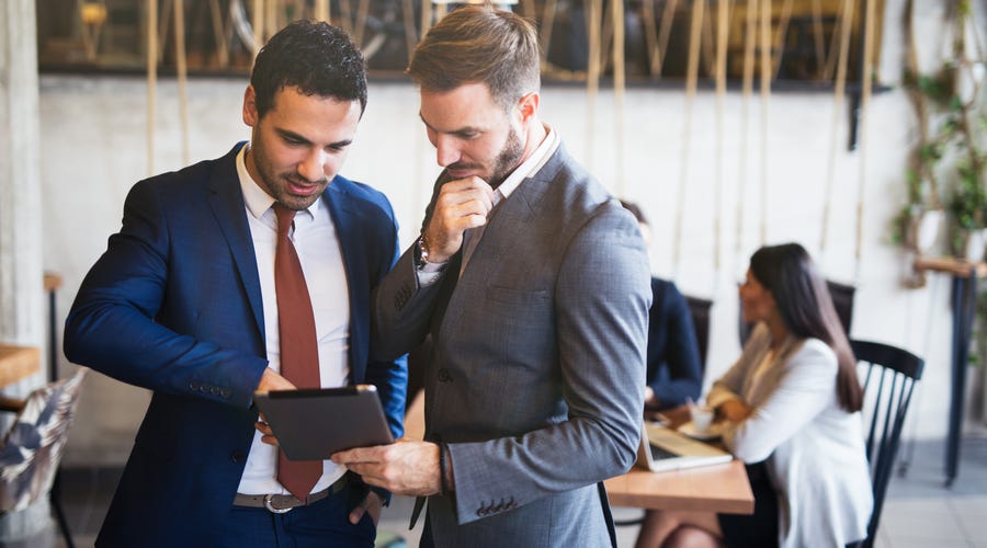 Hombre preguntando: ¿Por qué la capacitación online en idiomas es buena?