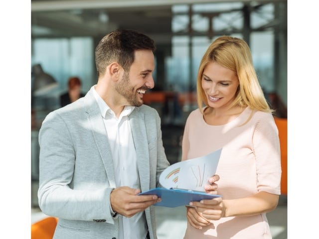 Personas hablando inglés