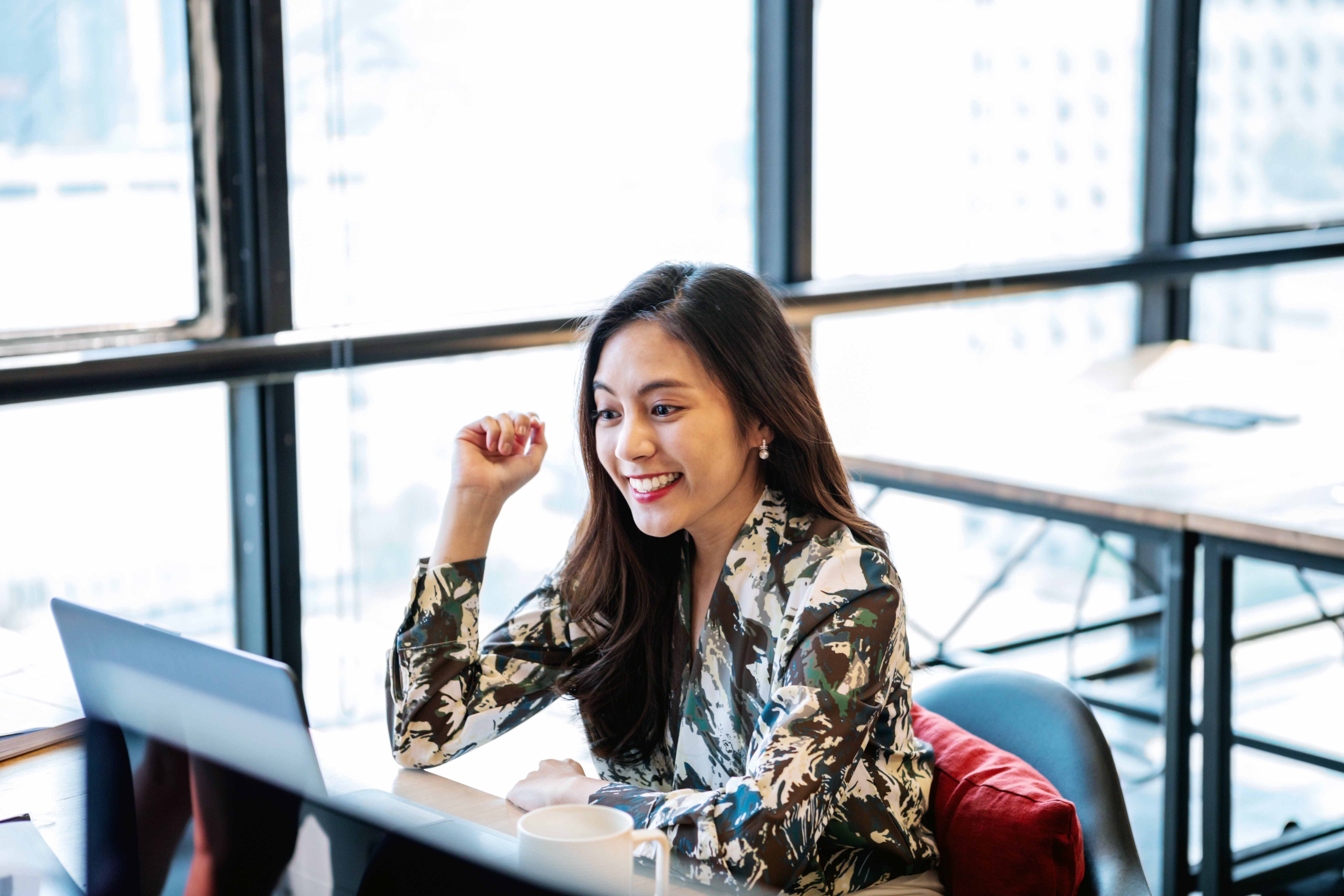 Mujer diciendo aprende coreano