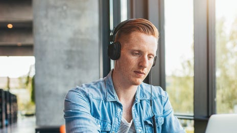 Hombre en formación lingüística