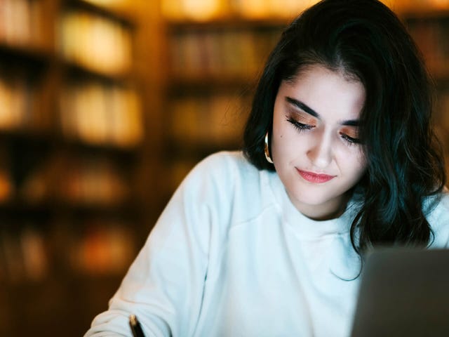 Estudiante usando CyberTeachers de Berlitz para mejorar su inglés de forma autónoma y flexible