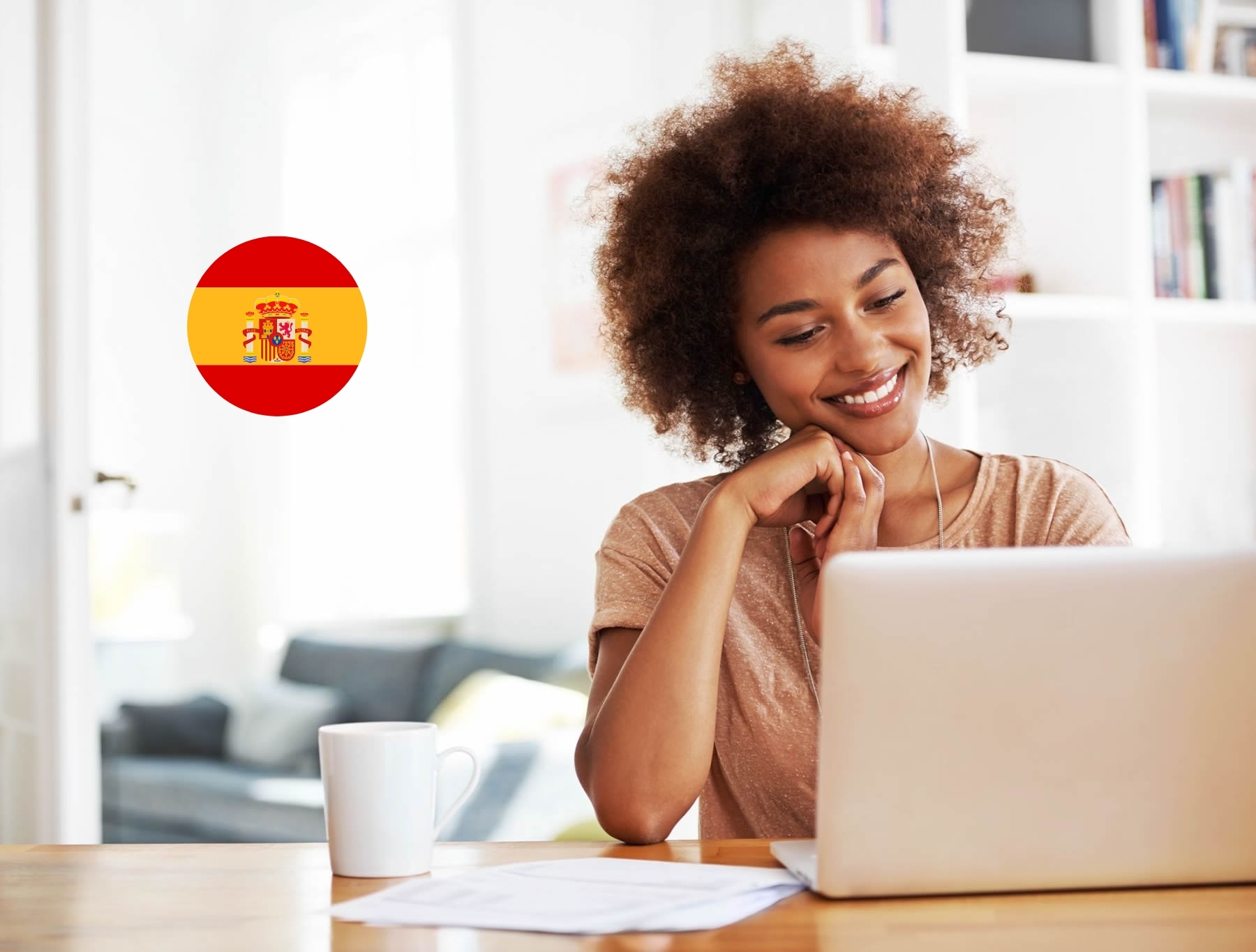 Mujer aprendiendo español con autoestudio