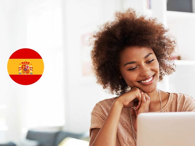 Mujer aprendiendo español con autoestudio