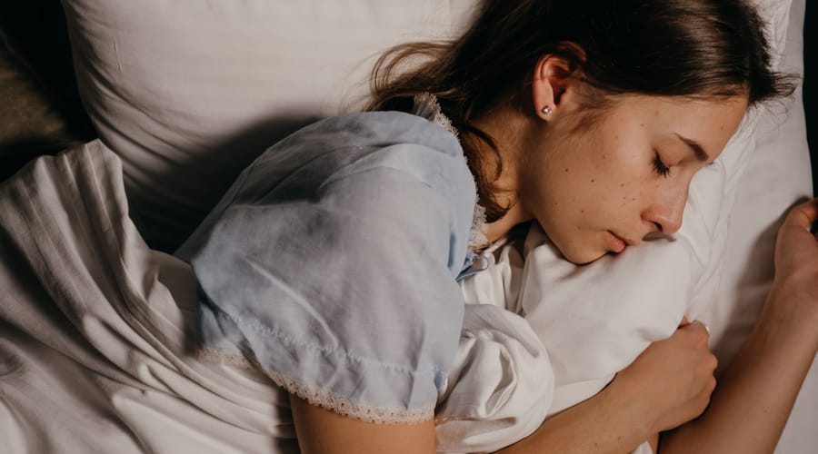 Mujer durmiendo mientras tiene sueños en otros idiomas.