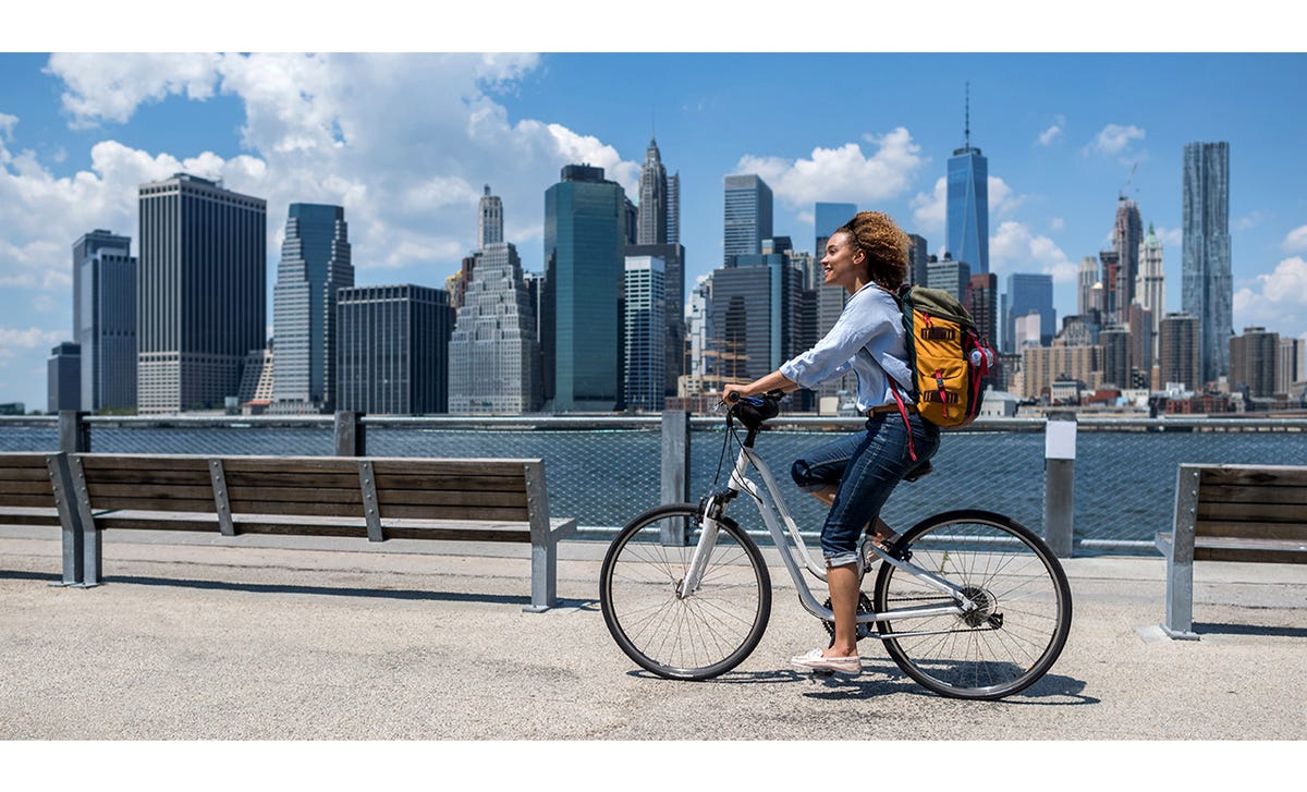 joven montando bicicleta en estados unidos