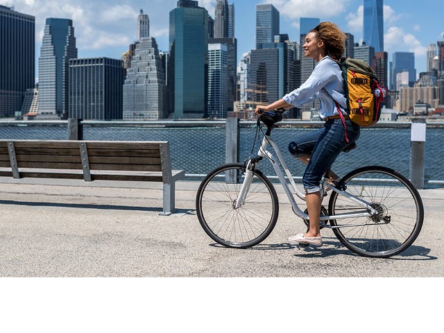 joven montando bicicleta en estados unidos