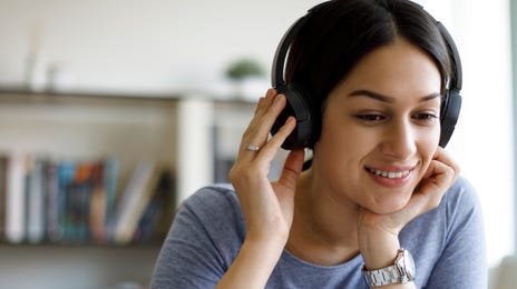 Mujer aprendiendo alemán básico
