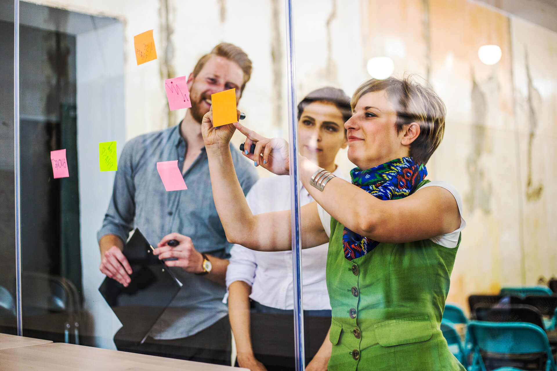 Mujer señalando ideas en una dinámica grupal para aprender idiomas con expertos de Berlitz