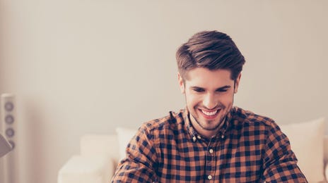 Un hombre estudiando el idioma indonesio online