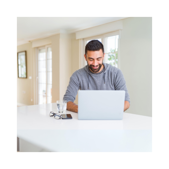 Hombre estudiando inglés con CyberTeachers.