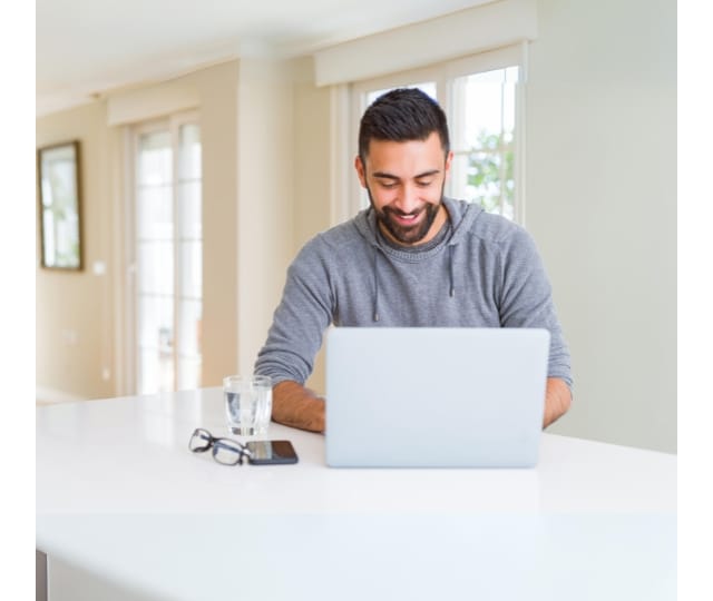 Hombre estudiando inglés con CyberTeachers.