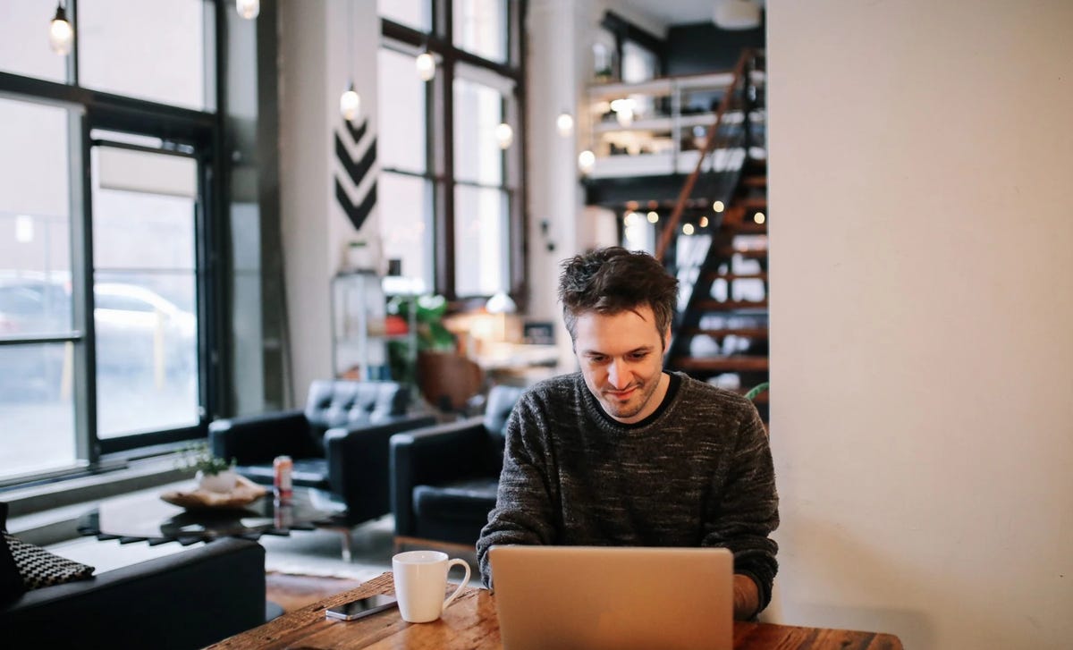 Mujer investigando programas técnicos profesionales en inglés