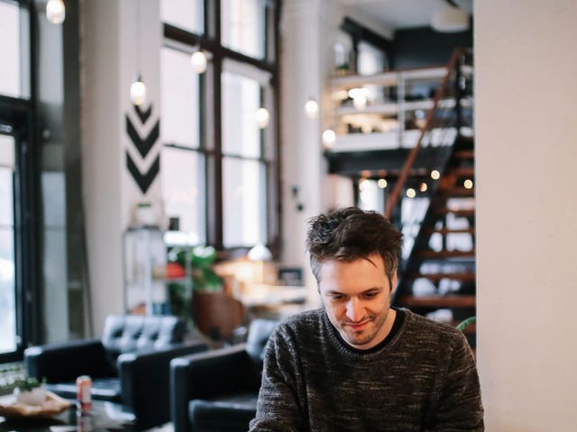 Mujer investigando programas técnicos profesionales en inglés