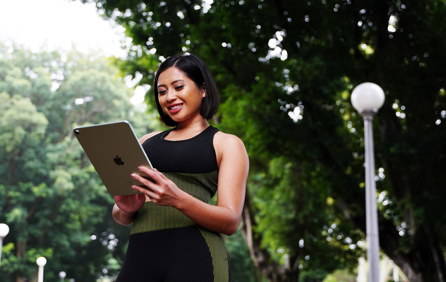 Una mujer estudiando en su iPad