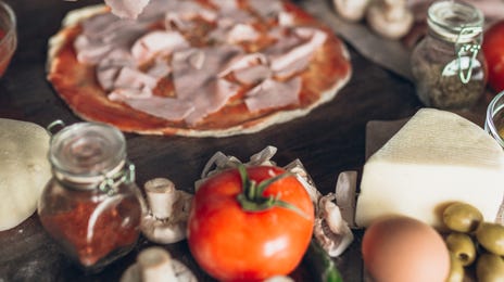 Mujer estudiando Italiano online mientras cocina