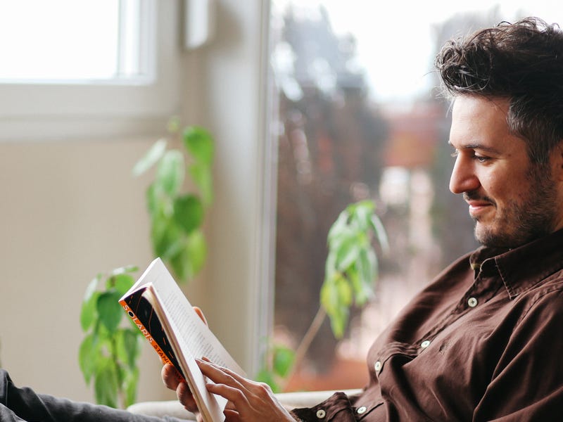 Hombre estudiando ¿Cómo hablar portugués de manera fluida?