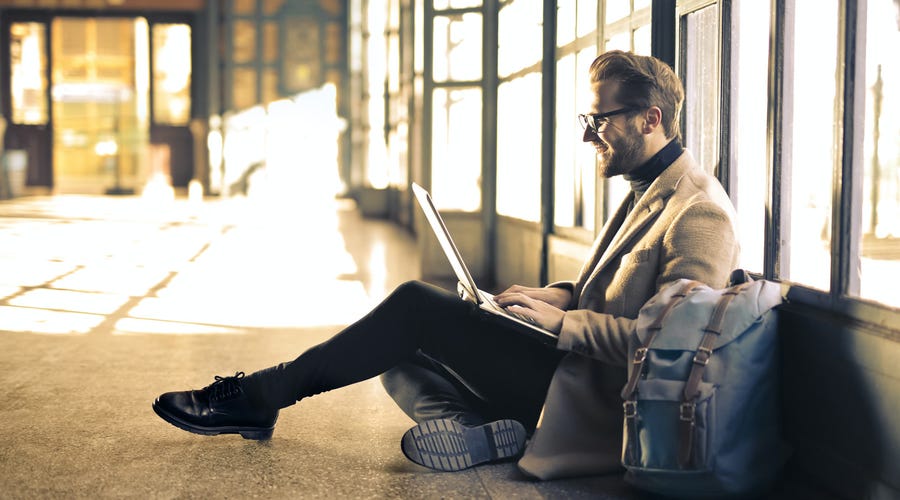 Hombre aprendiendo el idioma italiano en el computador