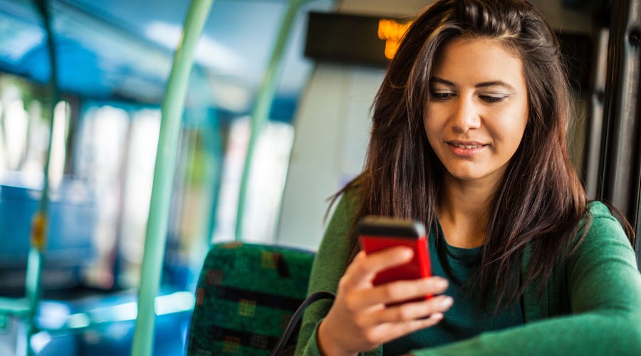 Chica leyendo los Dias de la semana en su celular