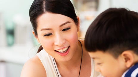Mujer en clases de coreano para niños y adolescentes