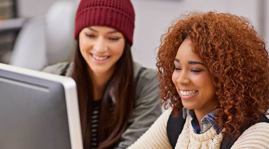 Mujeres estudiando 50 adjetivos calificativos en inglés