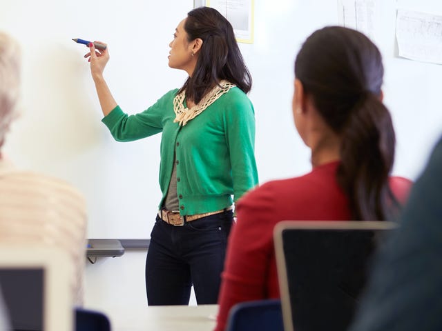 Una mujer escribiendo en un pizarrón
