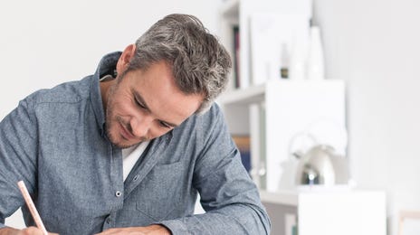 Hombre escribiendo aprende francés online