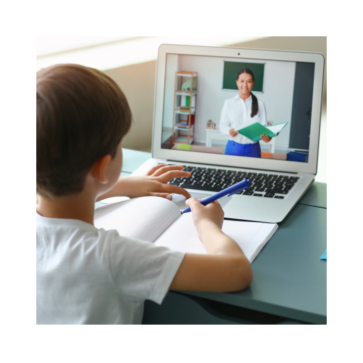 Niño en clase de inglés con profesor en vivo