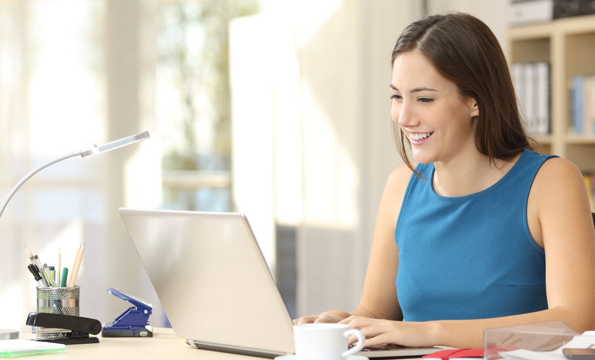 Mujer diciendo aprende chino mandarín