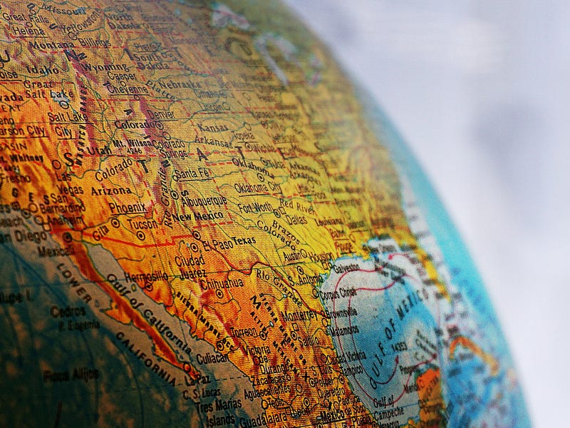 Un globo terraqueo con Estados Unidos y Chile.