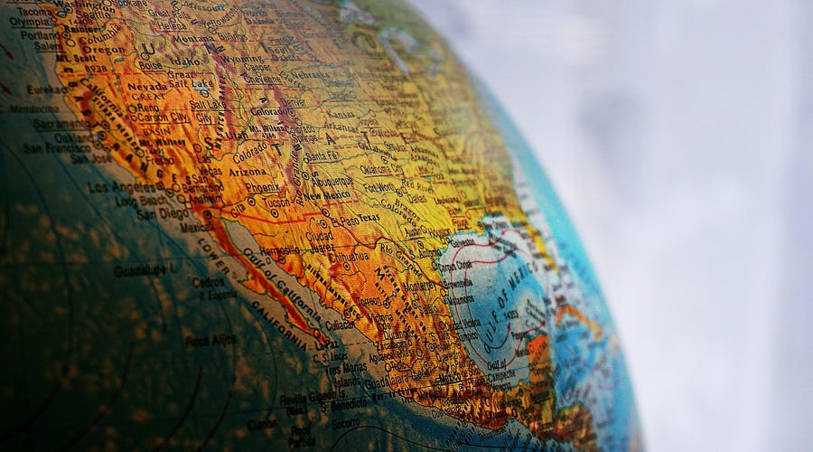 Un globo terraqueo con Estados Unidos y Chile.