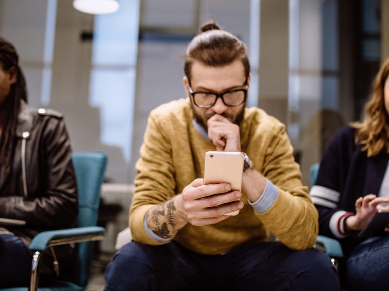 Estudiantes preparándose para una entrevista de trabajo en inglés