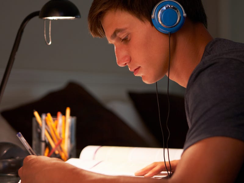 Hombre leyendo que aprender inglés con música es posible