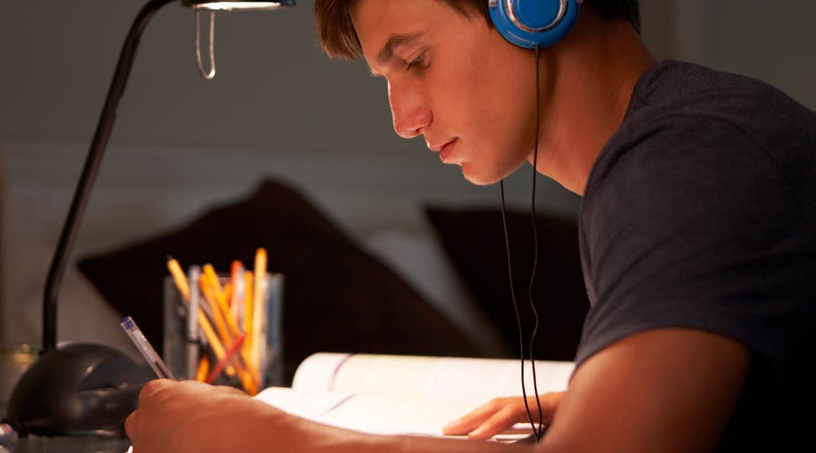 Hombre leyendo que aprender inglés con música es posible