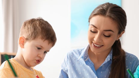 Profesora con niños y adolescentes