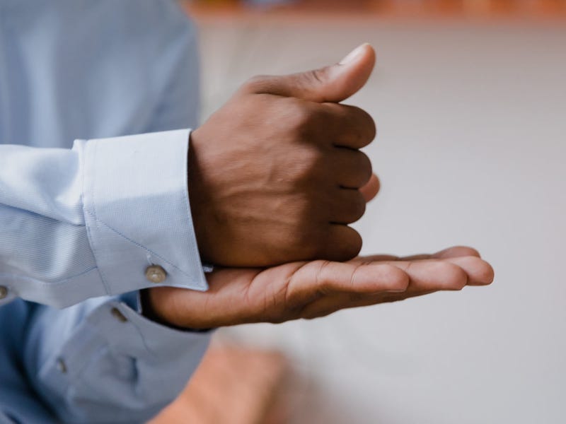 Hombre usando lenguaje de señas