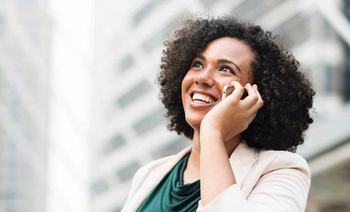 Persona practicando la pronunciación en inglés