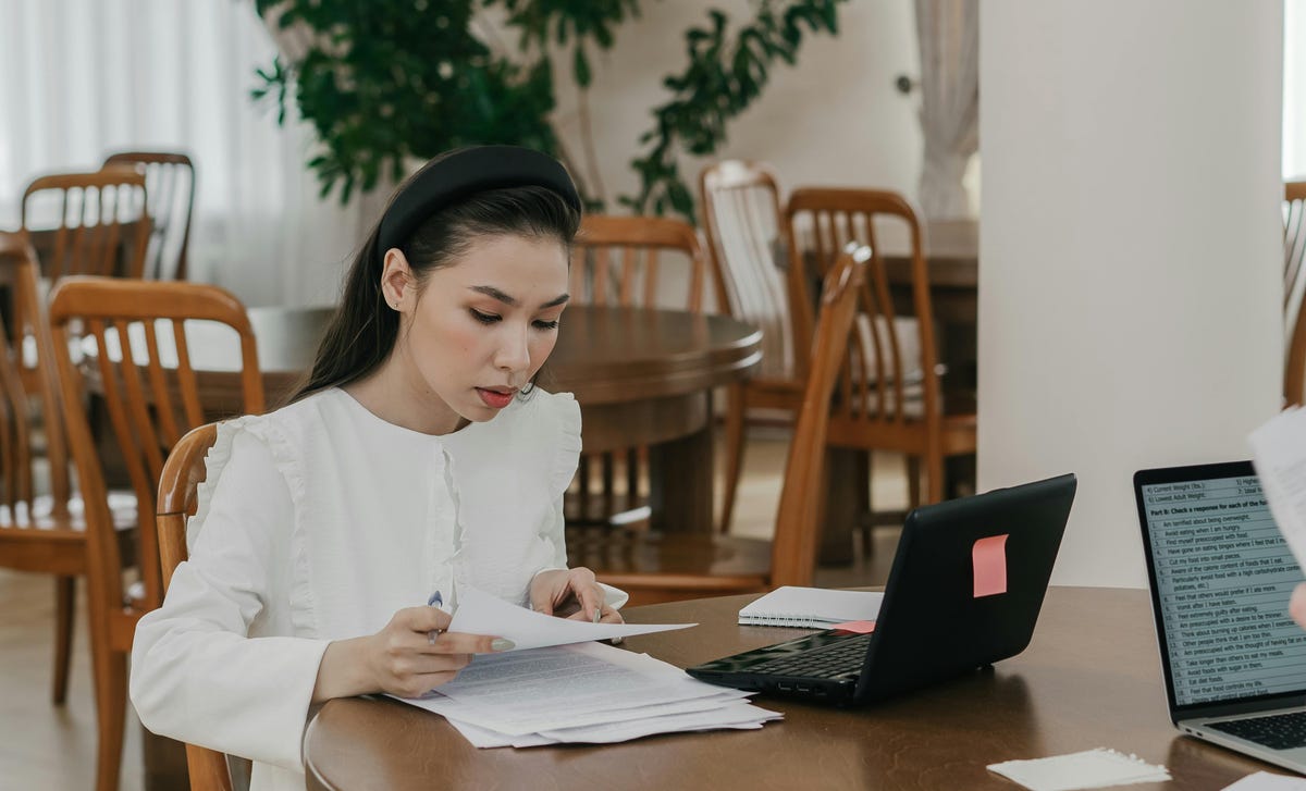 Mujer descubriendo el método efectivo para aprender inglés.