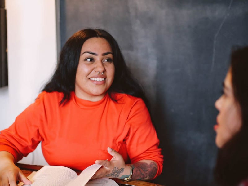 Mujer usando los verbos auxiliares en inglés o auxiliar verbs