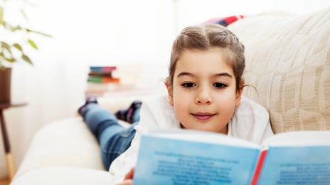 Niña aprendiendo alemán para niños y adolescentes