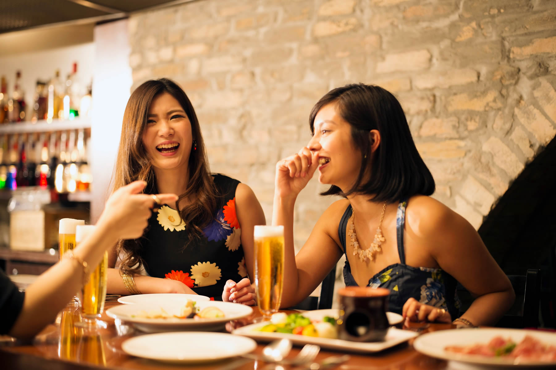 Dos mujeres en conversando en inglés