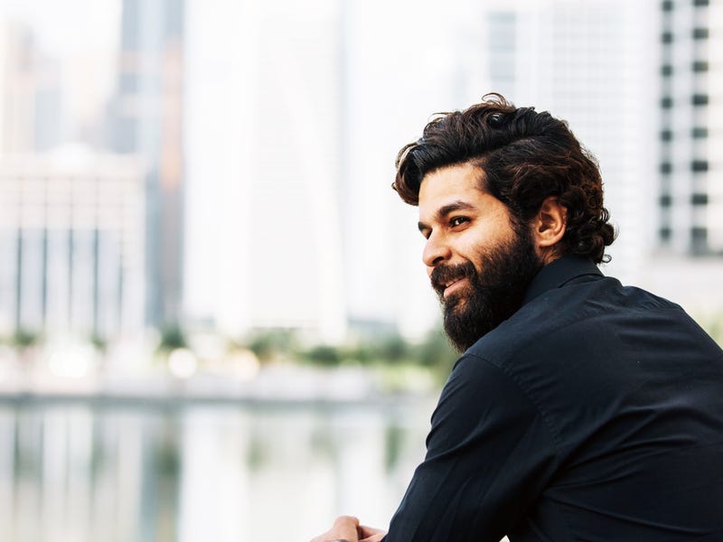 Hombre viendo culturas alrededor del mundo