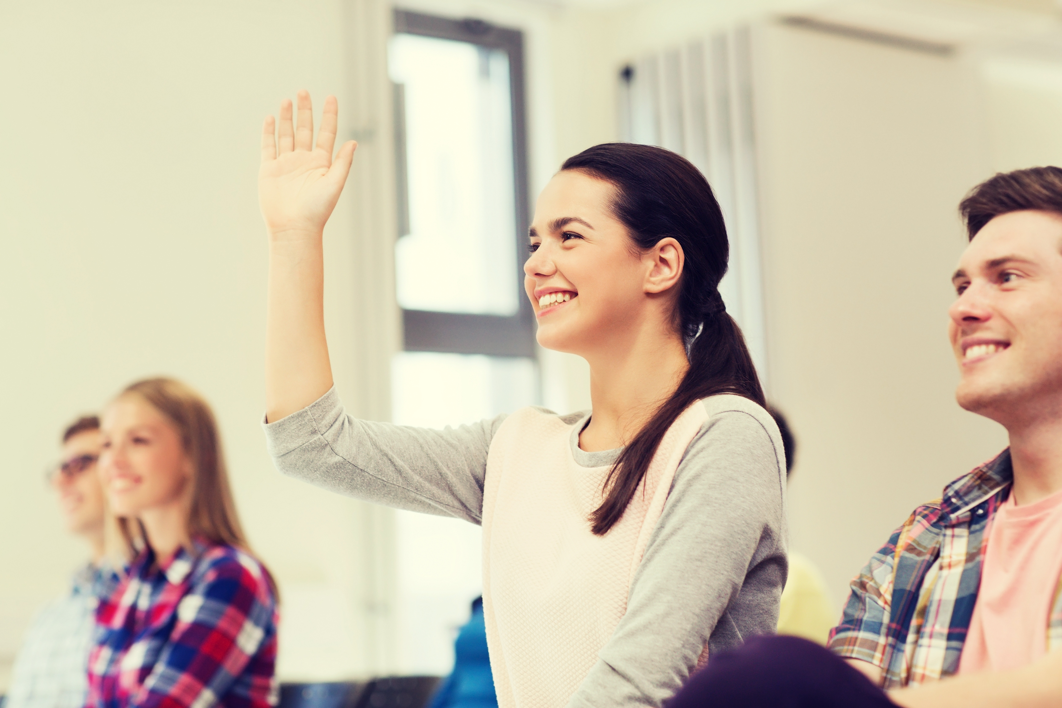 Mujer en clases grupales de idiomas