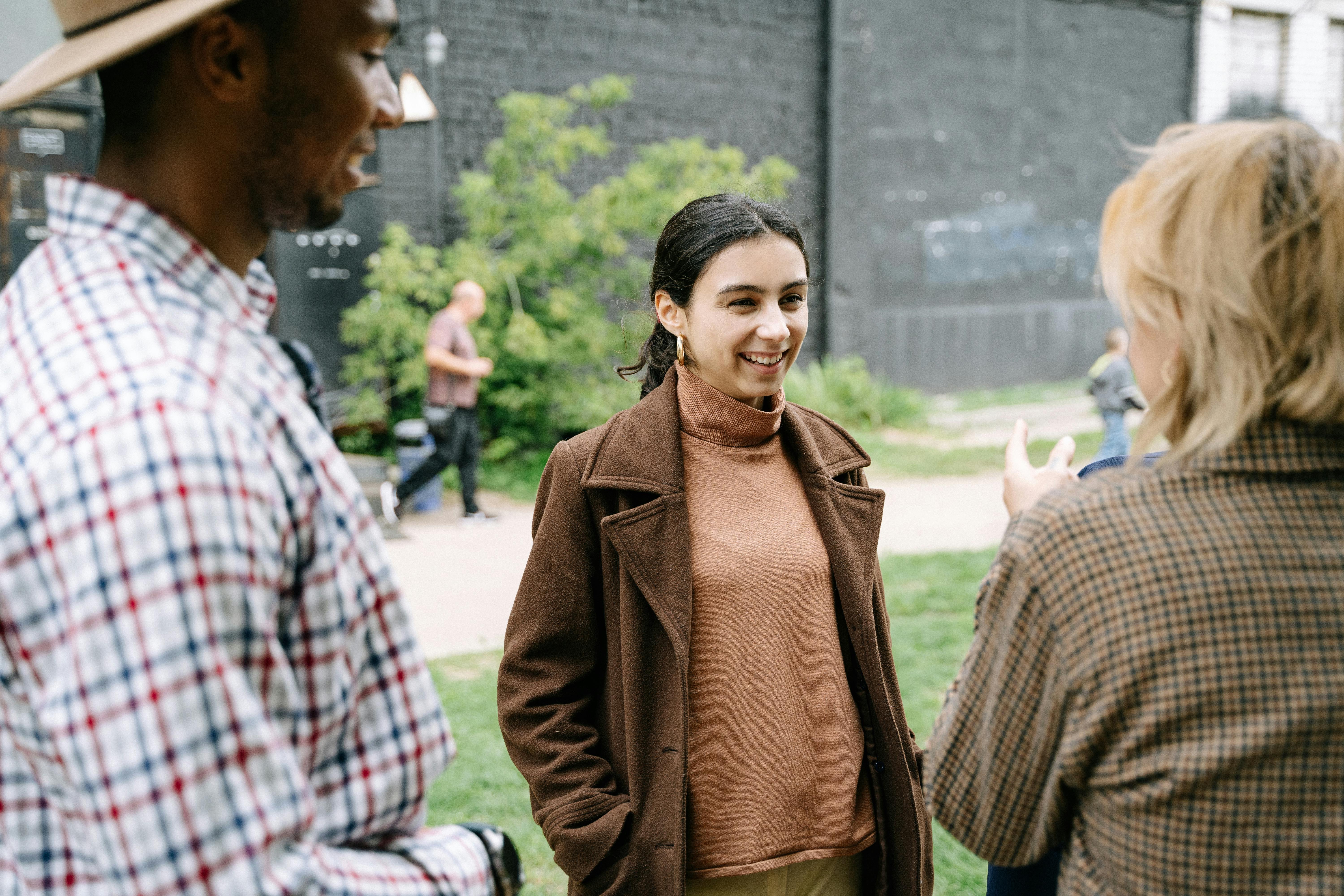 Personas en un jardín practicando la entonación en inglés.