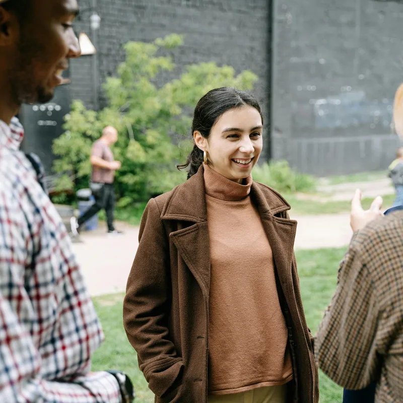 Personas en un jardín practicando la entonación en inglés.